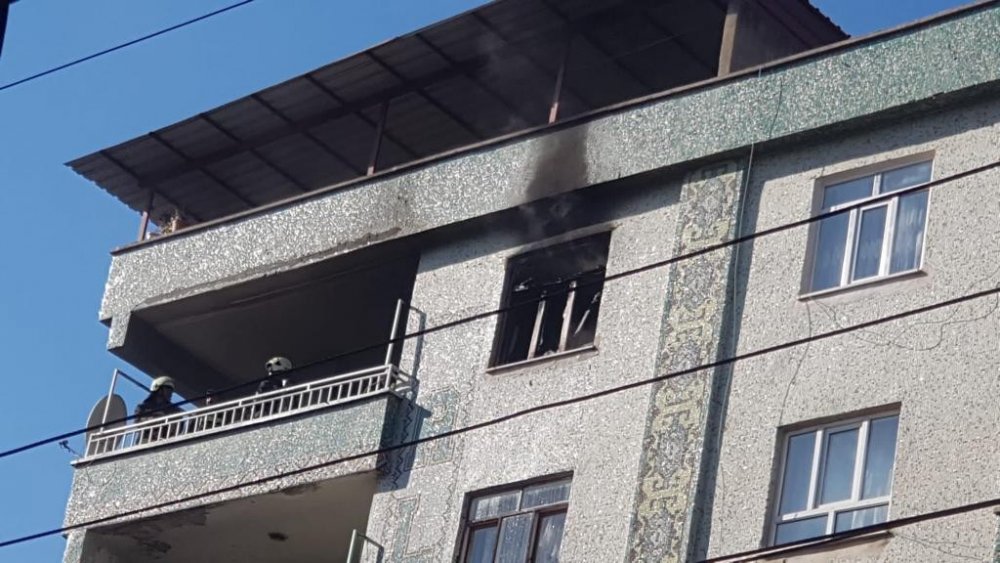 Elektrik kontağından çıkan yangın evi kül etti