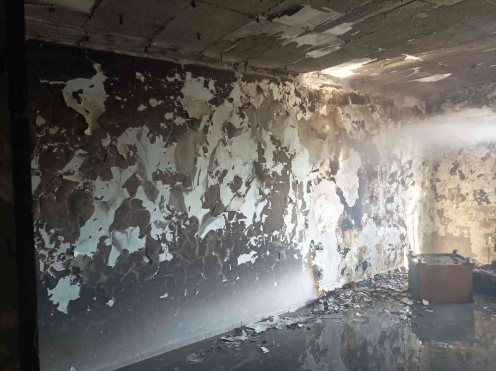 Elektrik kontağından çıkan yangın evi kül etti