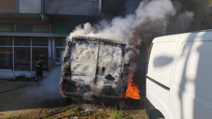 Minibüs alev alev yandı