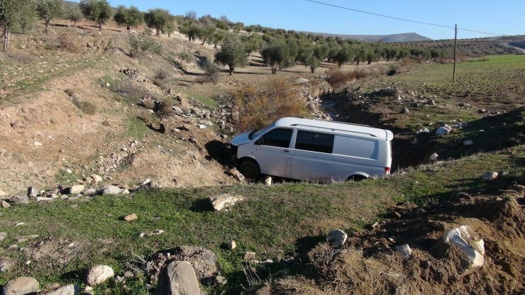 Minibüs dereye uçtu; 6 yaralı