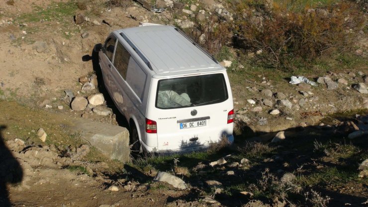 Minibüs dereye uçtu; 6 yaralı