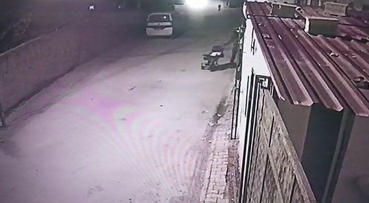 Önce ayakkabıları ardından bebek arabasını çaldı