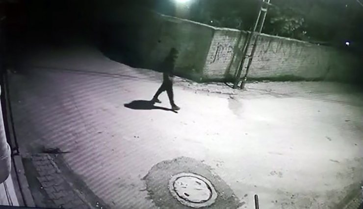 Önce ayakkabıları ardından bebek arabasını çaldı