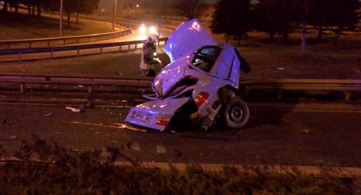 Otomobil refüje çarptı: 1 ölü, 1 yaralı