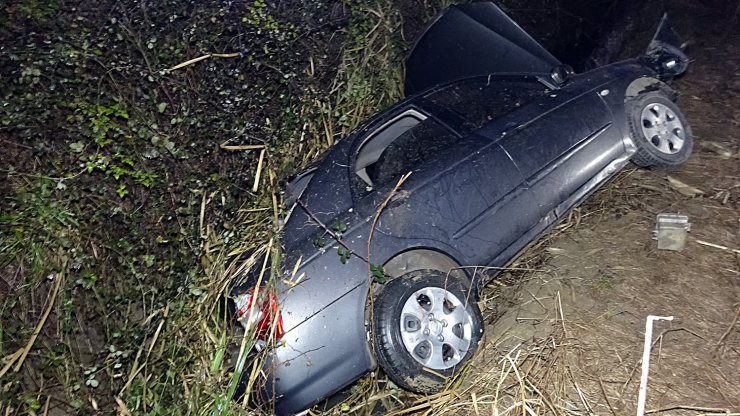 Otomobil tarlaya uçtu: 3 yaralı