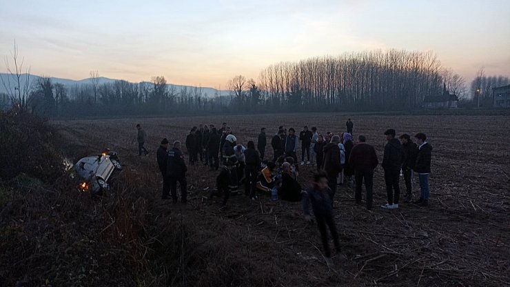 Otomobil tarlaya uçtu: 3 yaralı