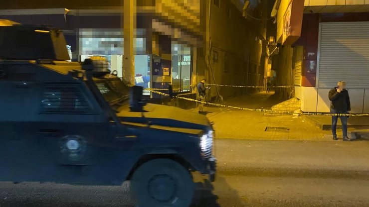 Evine girerken motosikletten açılan ateşle yaralandı