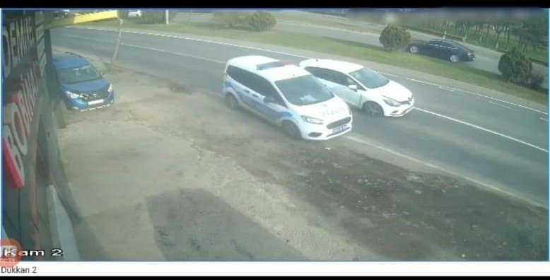 Polis otosu ’dur’ ihtarına uymayan aracı kovalarken kaza yaptı