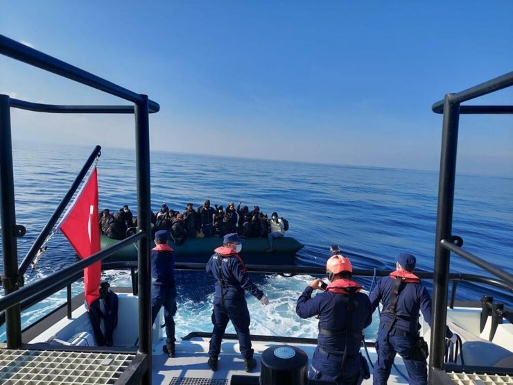 İzmir'de 113 kaçak göçmen kurtarıldı, 37 kaçak göçmen yakalandı