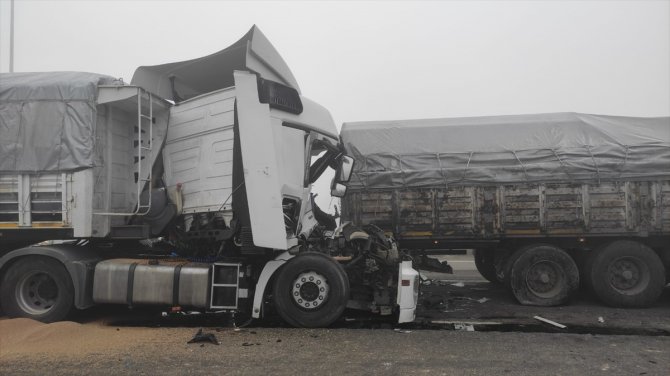 Konya'da kırmızı ışıkta bekleyen tıra çarpan tırın sürücüsü öldü