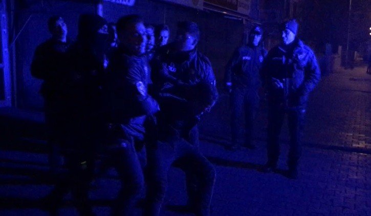 Konya'da eşini evde bulamayan şahıs, dehşet saçtı