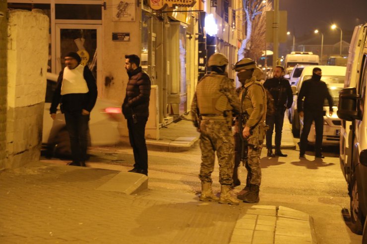 Sokakta çiğköfteciyi vurdu, saklandığı çatıda yakalandı