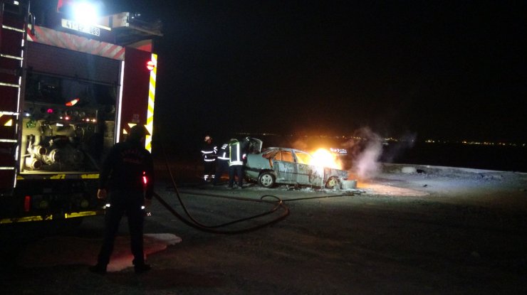 Kaza yapan otomobil alev alev yandı