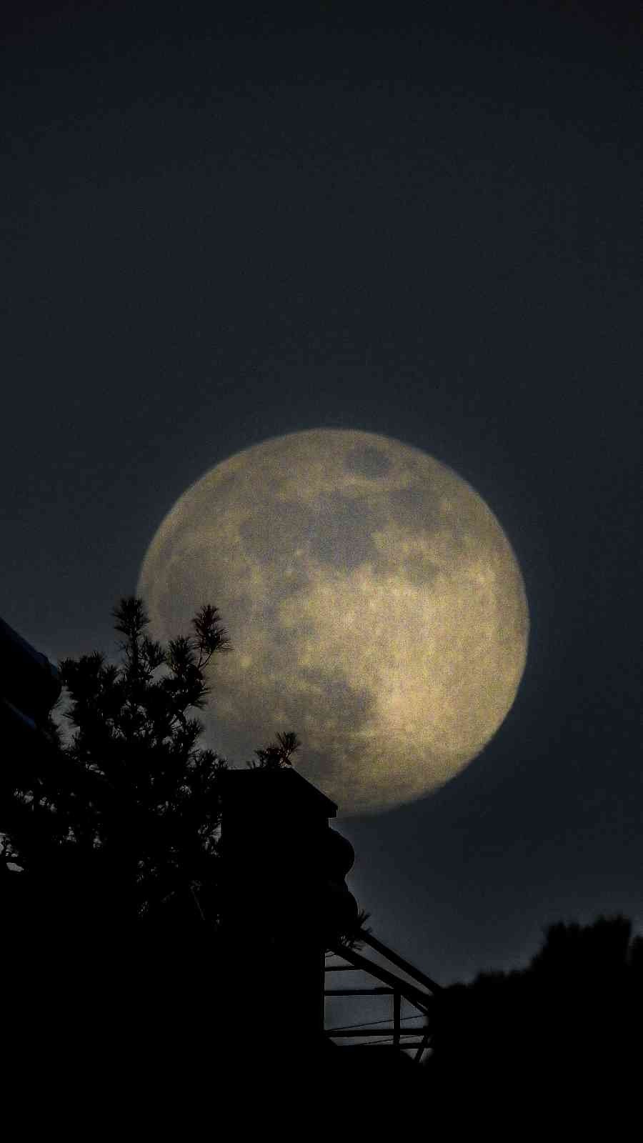 Kartpostallık dolunay manzarası