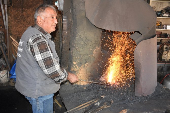 Konya'da demirci kardeşler dertli