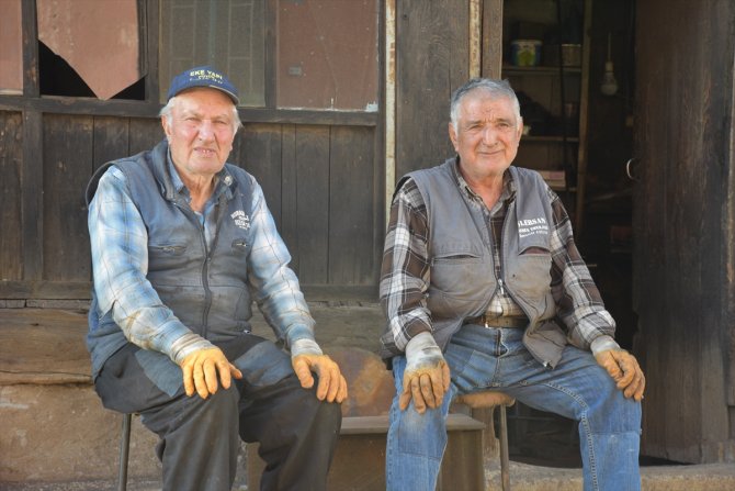 Konya'da demirci kardeşler dertli