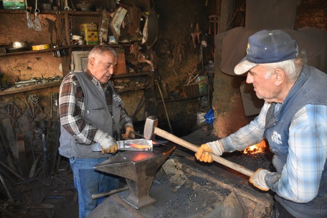 Konya'da demirci kardeşler dertli