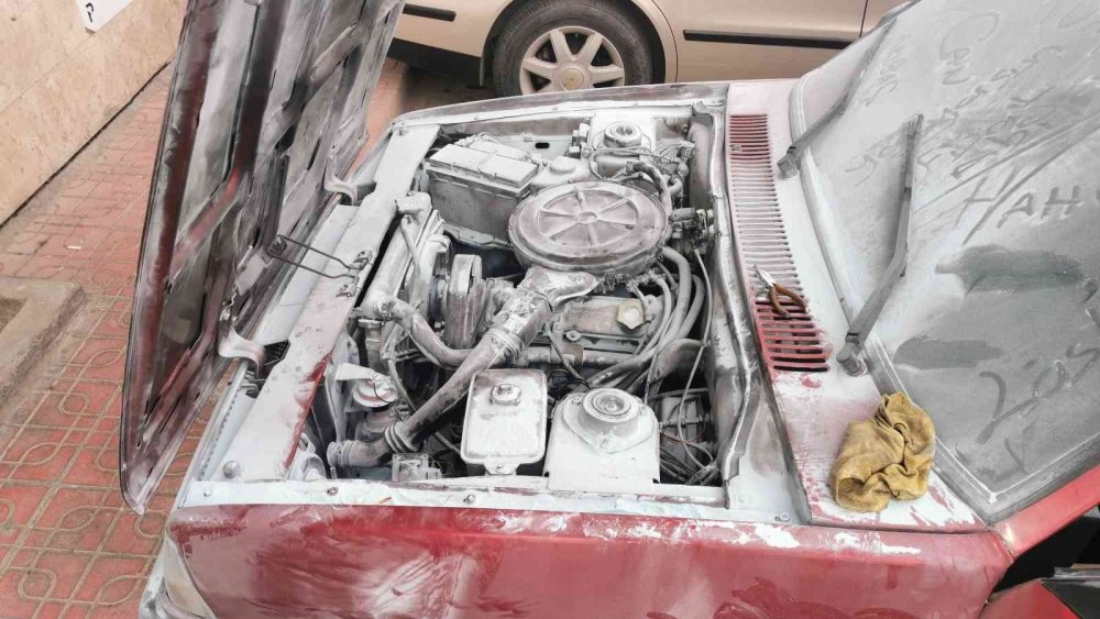 Otomobil alev aldı, sürücü kaçtı, pompacılar söndürdü