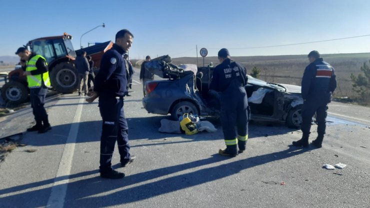 Eskişehir-Konya yolunda traktör ile otomobil çarpıştı: 3 yaralı
