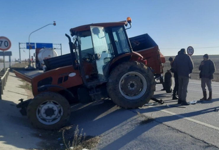 Eskişehir-Konya yolunda traktör ile otomobil çarpıştı: 3 yaralı