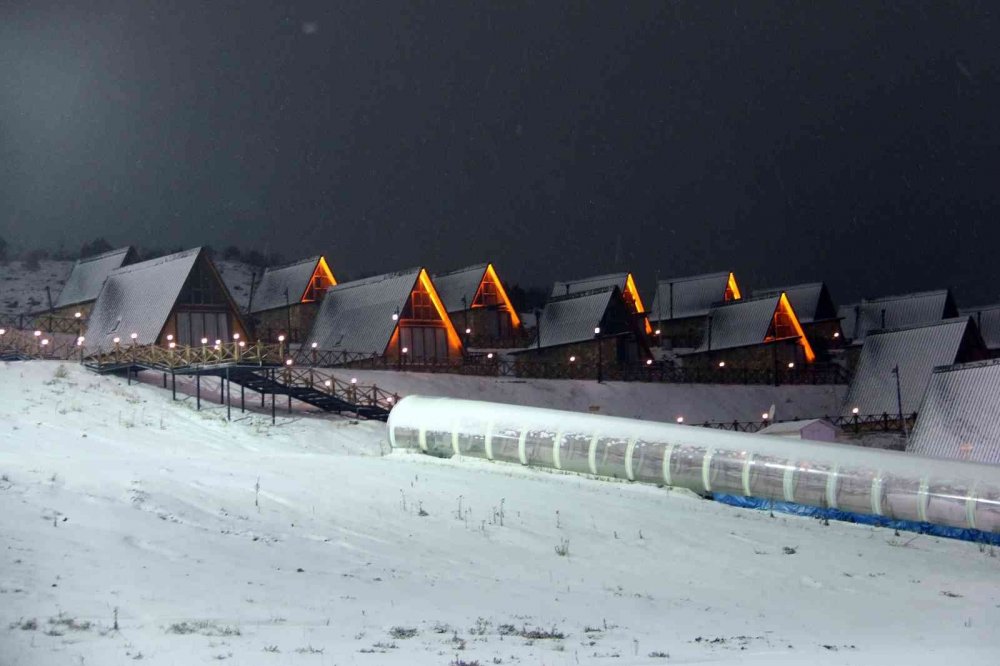 Özlenen kar yağdı! Yıldızdağı kayak merkezinde kar kalınlığı...