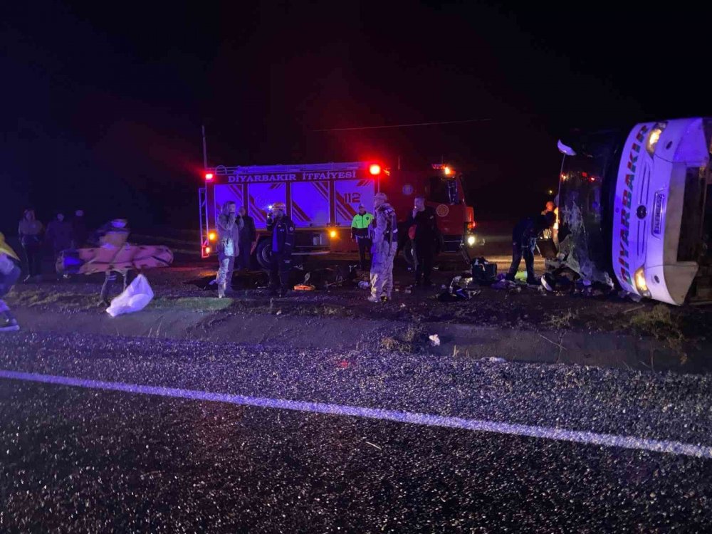 Yolcu otobüsü devrildi: 1’i bebek 5 ölü, 23 yaralı