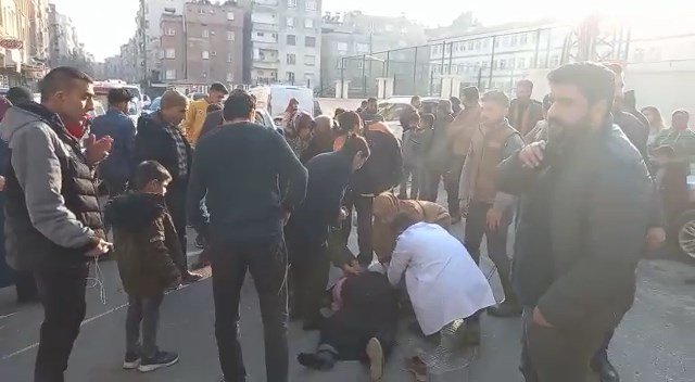 Yolun karşısına geçmeye çalışırken minibüsün çarptığı kadın öldü