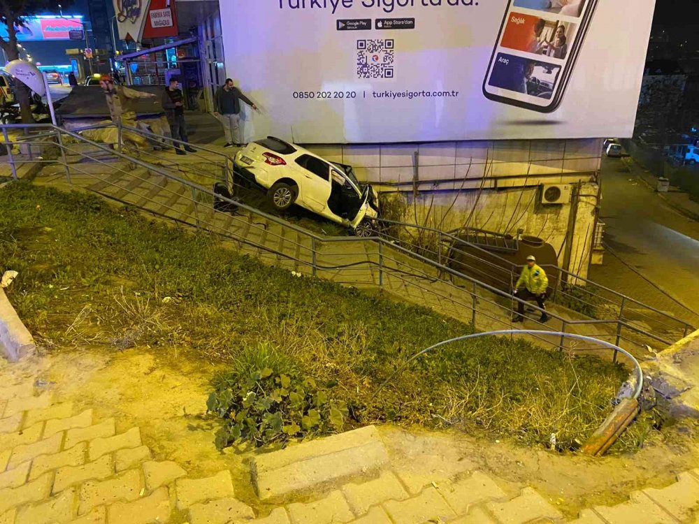 14 yaşındaki sürücü demir korkuluklara çarptı