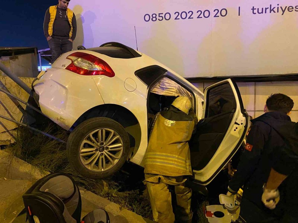 14 yaşındaki sürücü demir korkuluklara çarptı