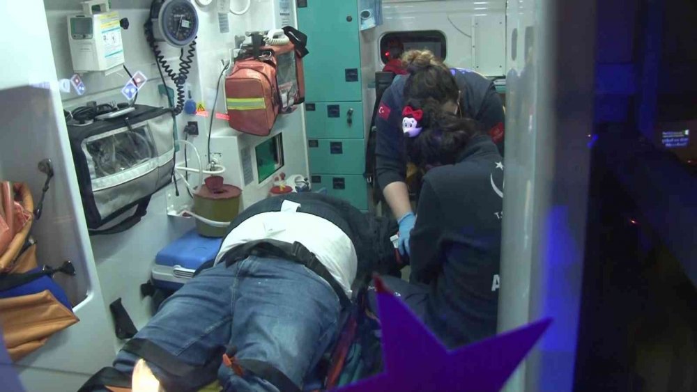 2 otomobil kafa kafaya çarpıştı