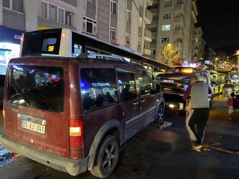 2 otomobil kafa kafaya çarpıştı