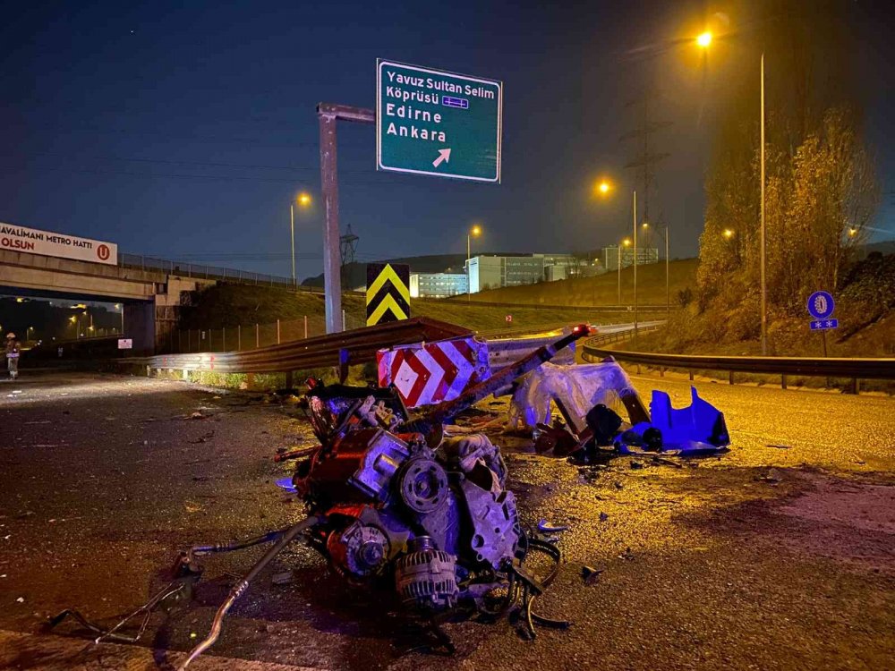 Bariyerlere çarpan aracın motoru yola fırladı