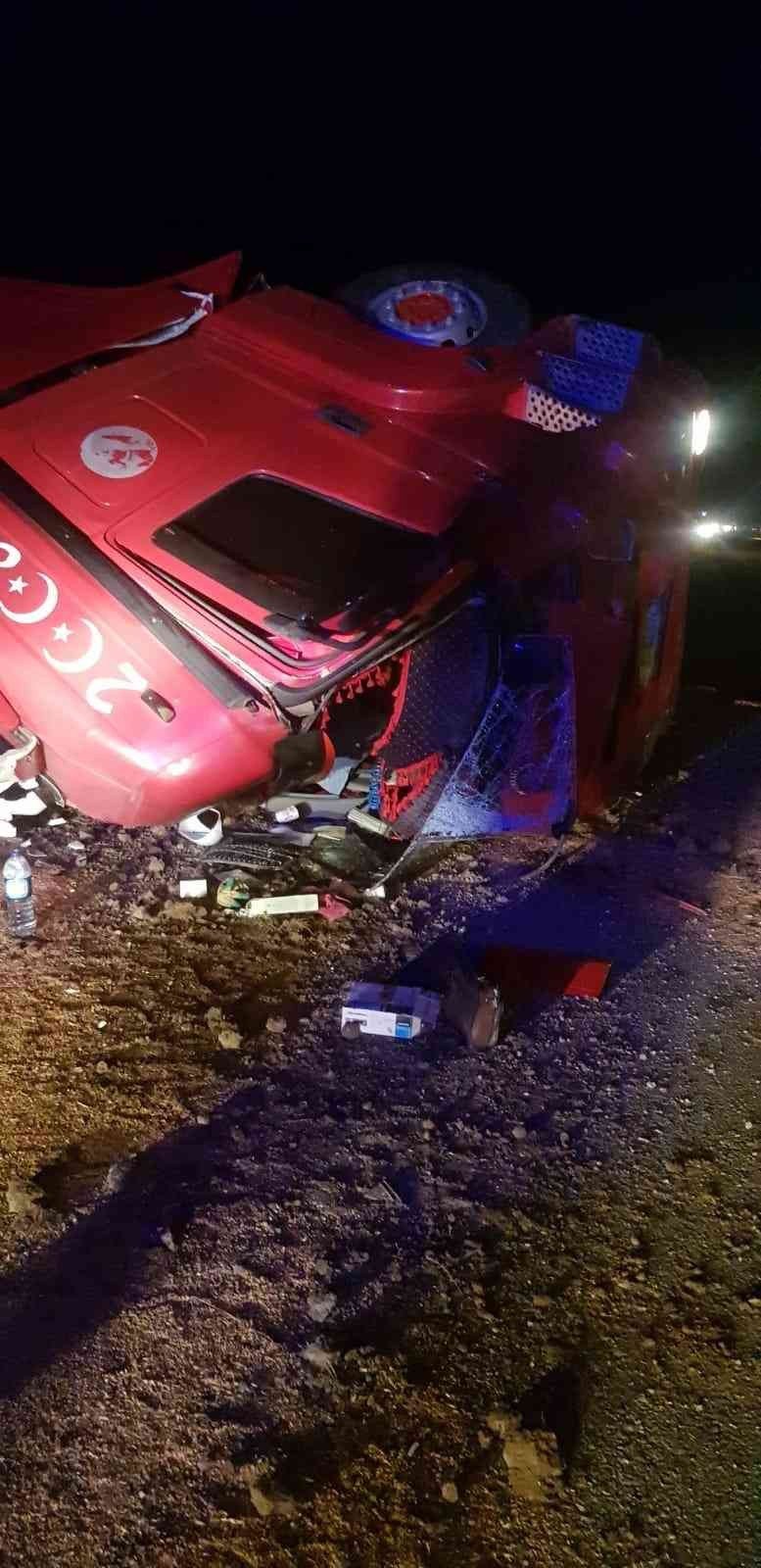 Buğday yüklü tır devrildi