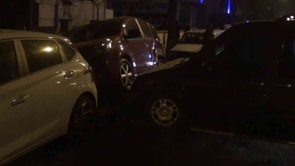 Kaza yapan otomobil park halindeki araçlara çarptı