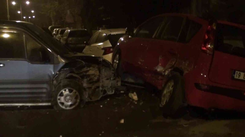 Kaza yapan otomobil park halindeki araçlara çarptı