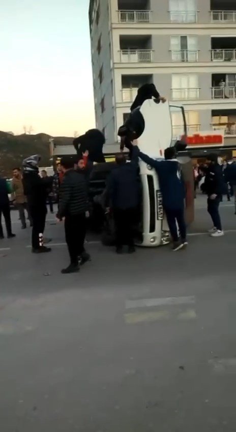 Kazada sürücüyü kurtarmak için seferber oldular