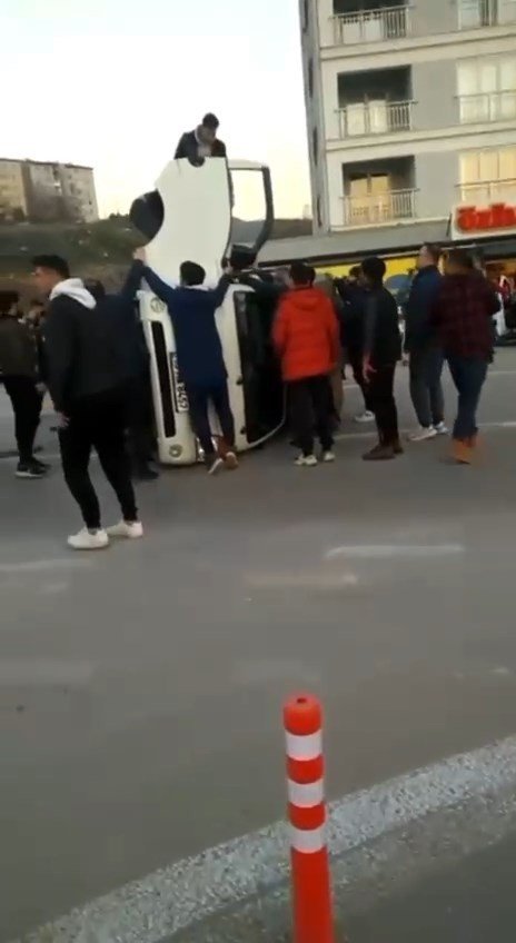 Kazada sürücüyü kurtarmak için seferber oldular