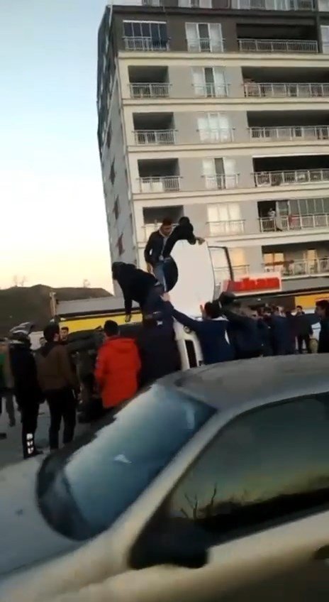 Kazada sürücüyü kurtarmak için seferber oldular