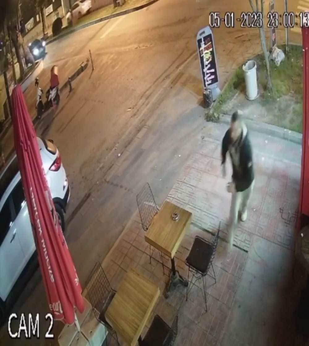 Konuşma bahanesiyle istediği telefonu çaldı