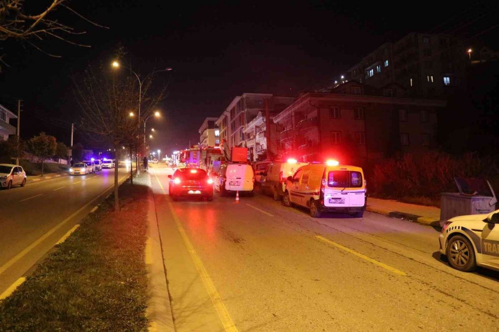 Mutfakta çıkan yangın binayı sokağa döktü: 1 kişi dumandan etkilendi