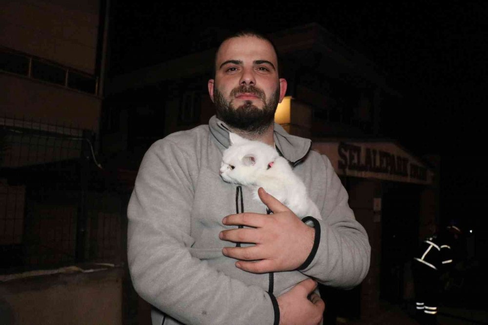 Mutfakta çıkan yangın binayı sokağa döktü: 1 kişi dumandan etkilendi