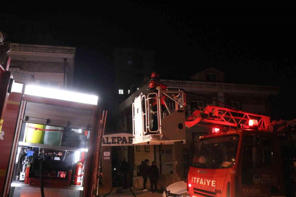 Mutfakta çıkan yangın binayı sokağa döktü: 1 kişi dumandan etkilendi