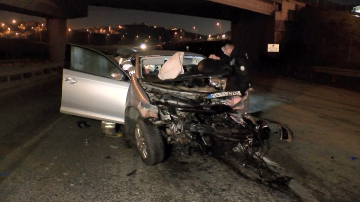 Otomobil bariyerlere çarptı; 3 kişi ağır yaralandı