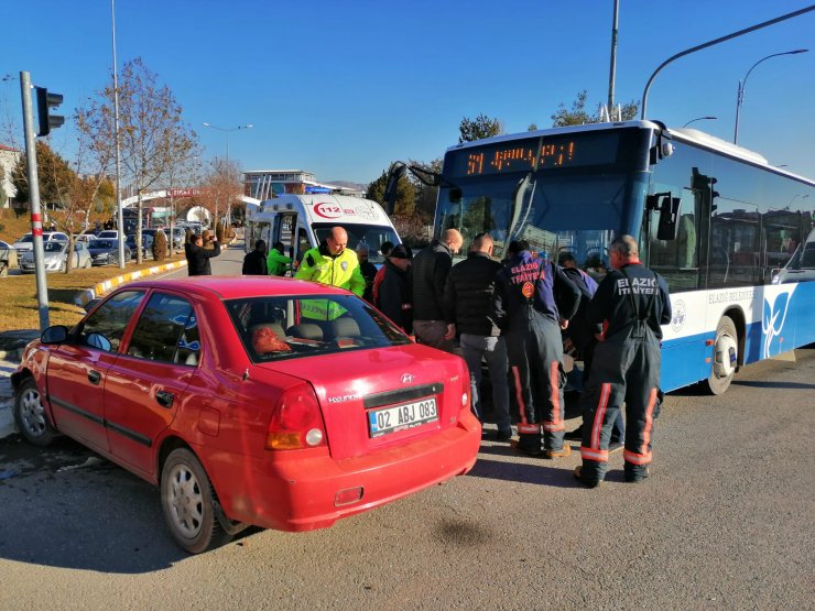 Otomobil ile belediye otobüsü çarpıştı: 4 yaralı