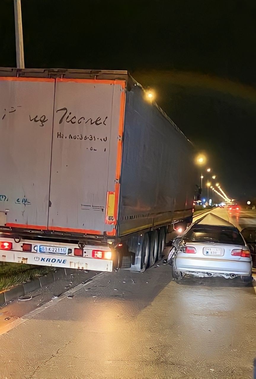 Otomobil ile tır çarptı: 1 ölü, 1 yaralı