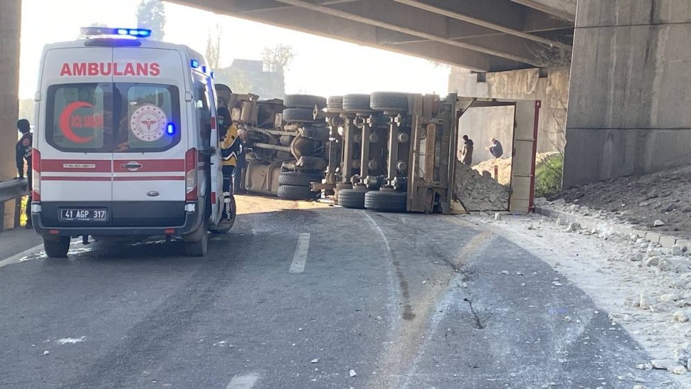 Tır devrildi, yol kapandı