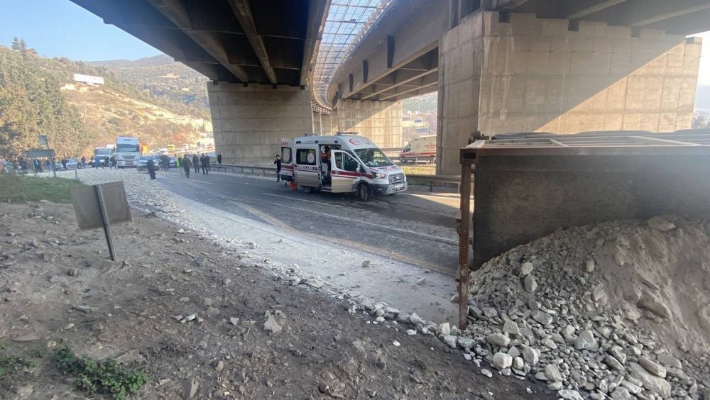 Tır devrildi, yol kapandı