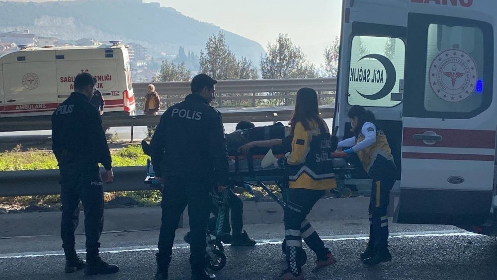 Tır devrildi, yol kapandı