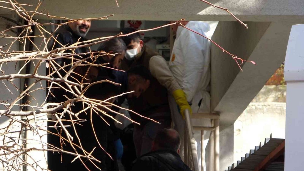 2 kadın ölü bulundu! evden uyuşturucu, fare zehri ve şizofreni ilaçları çıktı