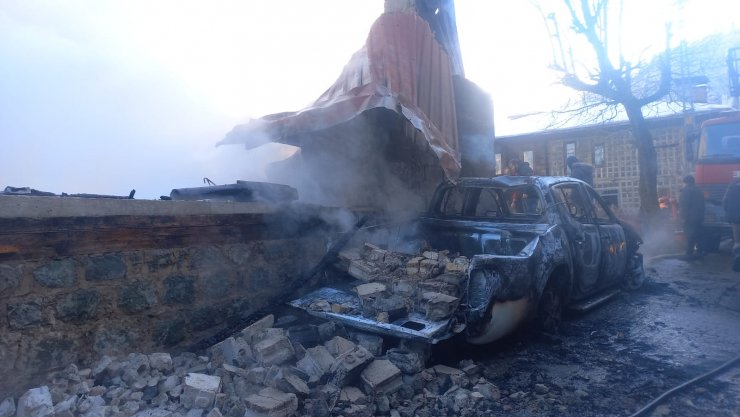 Alevler bir anda büyüdü! 2 ev, 2 serendi, 1 kamyonet kullanılamaz hale geldi